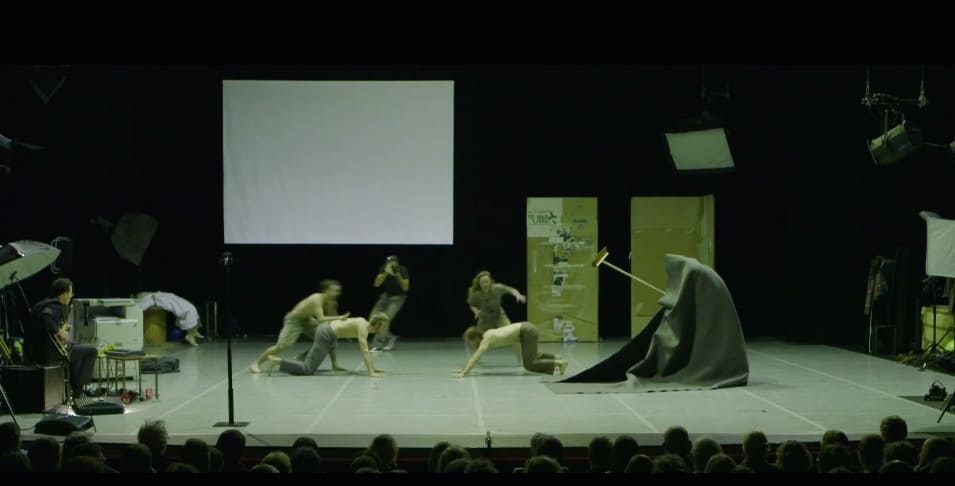 Il campo di battaglia del palco booty Looting regia di Wim Vandekeybus, Ultima Vez Teatro alle Tese, Venezia 2012 Still da video