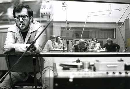 Luciano Berio alla Radio di Hilversum durante le prove di A-Ronne, 1974. Sullo sfondo, da sinistra a destra, gli attori Ileana Melita, Henk Reyn, Hans Veerman, Hans Karsenbarg e il produttore Frans van Rossum. © Gisela Bauknecht, Maria Austria Instituut, Amsterdam.