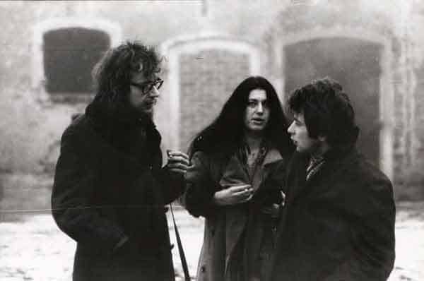 Jerzy Grotowski, Teresa Nawrot e Zbigniew Kozłowski in Brzezinka, primi anni Settanta. Foto di Andrzej Paluchiewicz.