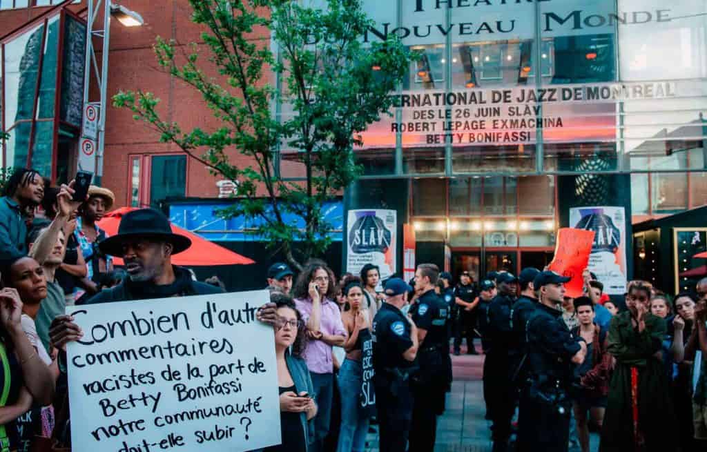 Proteste contro SLAV, regia di Robert Lepage, luglio 2018. Foto di Valérian Mazataud “Le Devoir”.