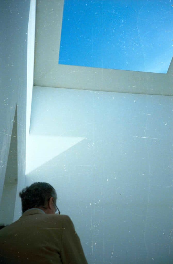 James Turrell. «Sky Space I, Varese».Varese. Edinburgh Arts 1977. Di spalle si vede Giuseppe Panza. Courtesy of Demarco European Art Foundation & Demarco Digital Archive, University of Dundee.