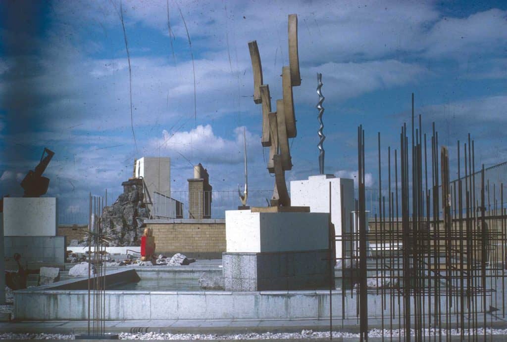 Richard Demarco, «Open Air Sculpture», 1967. Nella foto si vede il lavoro di Denis Mitchell, Edgar Negret, Julian Snelling. Courtesy of Demarco European Art Foundation & Demarco Digital Archive, University of Dundee.