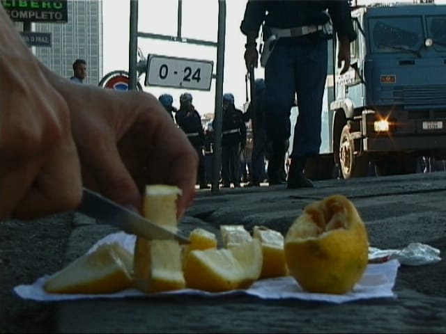 Frame da «SOLO Limoni», video, 2001. Archivio Giacomo Verde