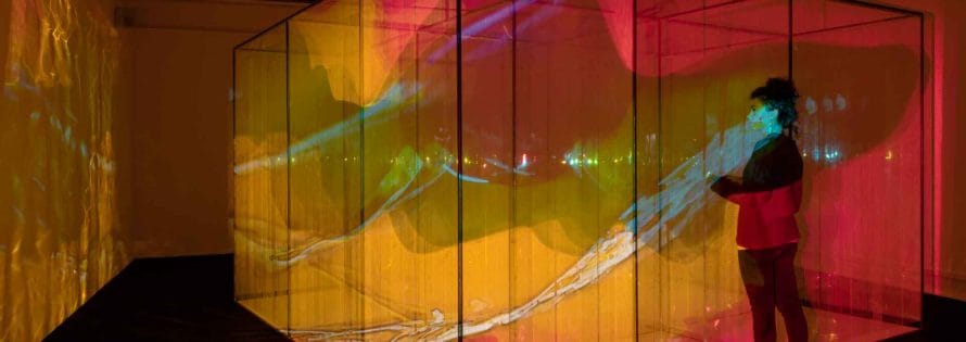 Marinella Pirelli, «Film Ambiente», 1968-69 (versione 2004), ferro, acciaio, legno, materiale plastico, immagini in movimento, suono. Veduta dell’installazione presso la mostra «Luce Movimento. Il Cinema Sperimentale di Marinella Pirelli», Museo del Novecento, Milano. Foto Lorenzo Palmieri, Courtesy Archivio Marinella Pirelli.