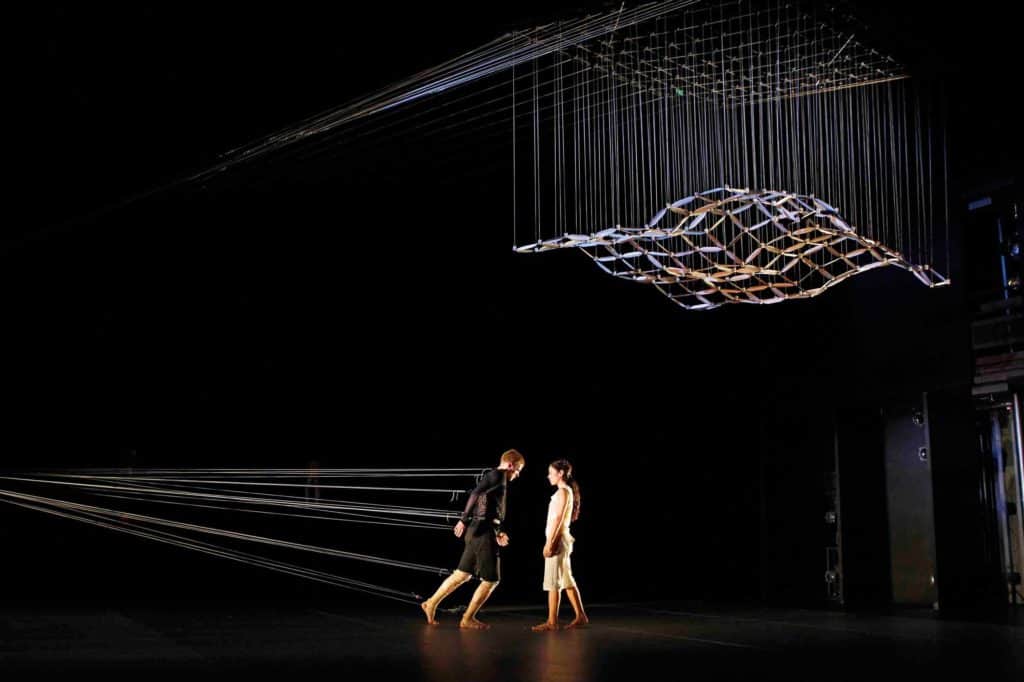 Alisdair Macindoe e Marnie Palomares in Connected, Chunky Move, foto di Jeff Busby.