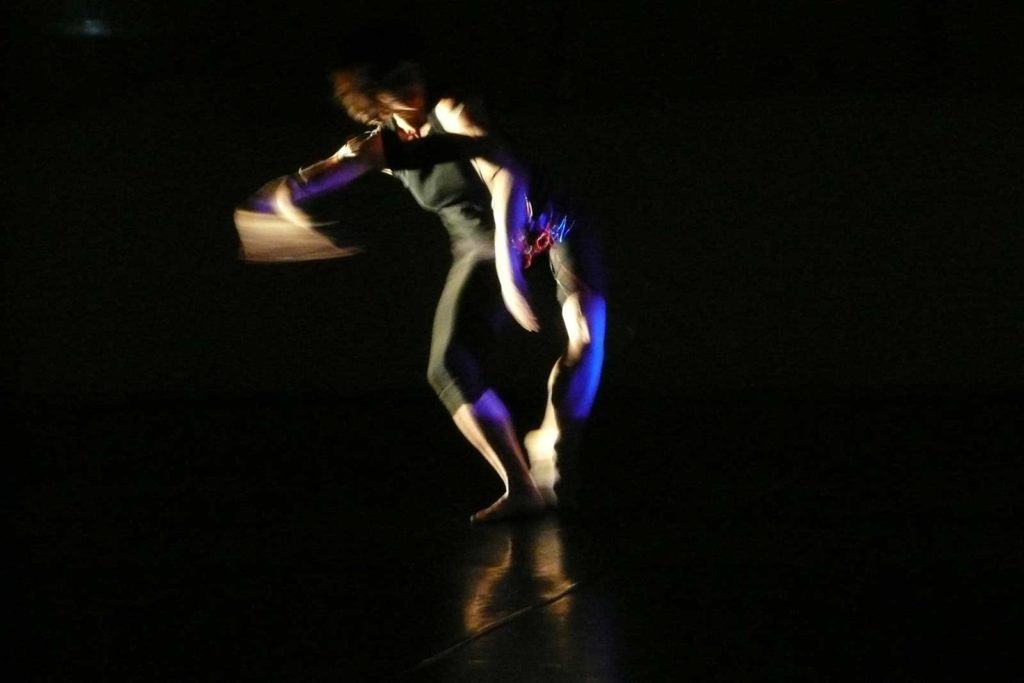 <em>Standing Waves</em> (Onde in piedi): Un danzatore nella luce. Ibidem (2010). Performer: C. Brown; A. Niemetz, media artist. Massey University NZ (2010). Performer: C. Brown; A. Niemetz, media artist. Foto Anna Wirz-Justice.