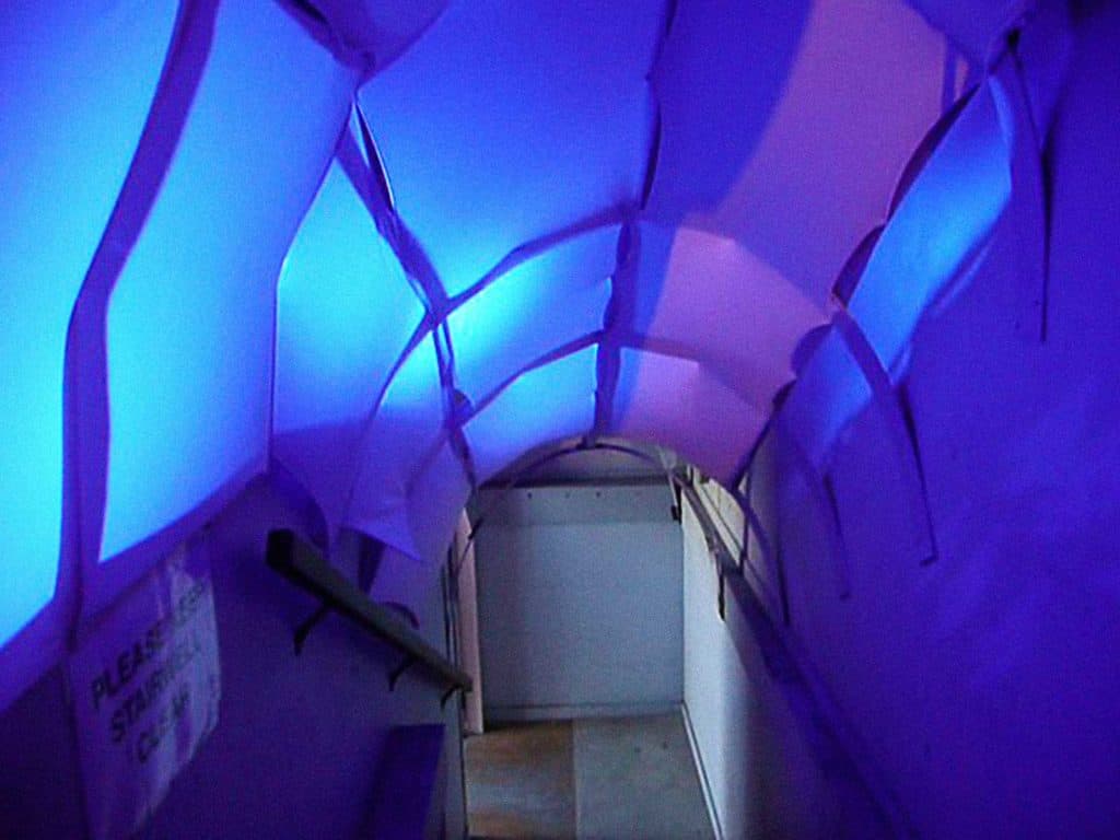 Il tunnel del risveglio. Avviso di luce blu all'ingresso della mostra. <em>“L'incubatrice del risveglio": scienza del sonno e arti dello spettacolo in dialogo</em>, Massey University NZ (2010). Foto Anna Wirz-Justice.
