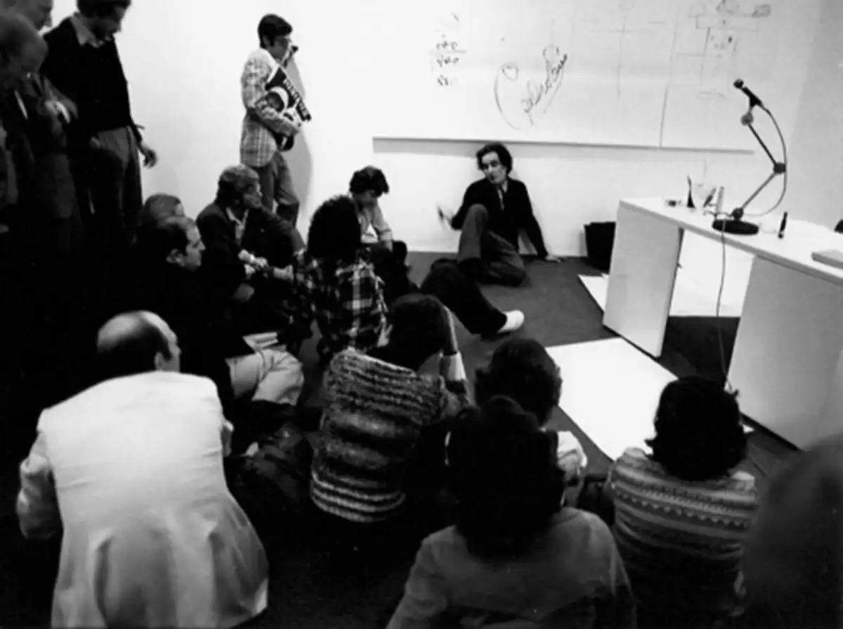 Giuseppe Chiari, <em>Discussione</em>, Studio Trisorio, Napoli 19 ottobre 1976, foto di Mimmo Jodice.