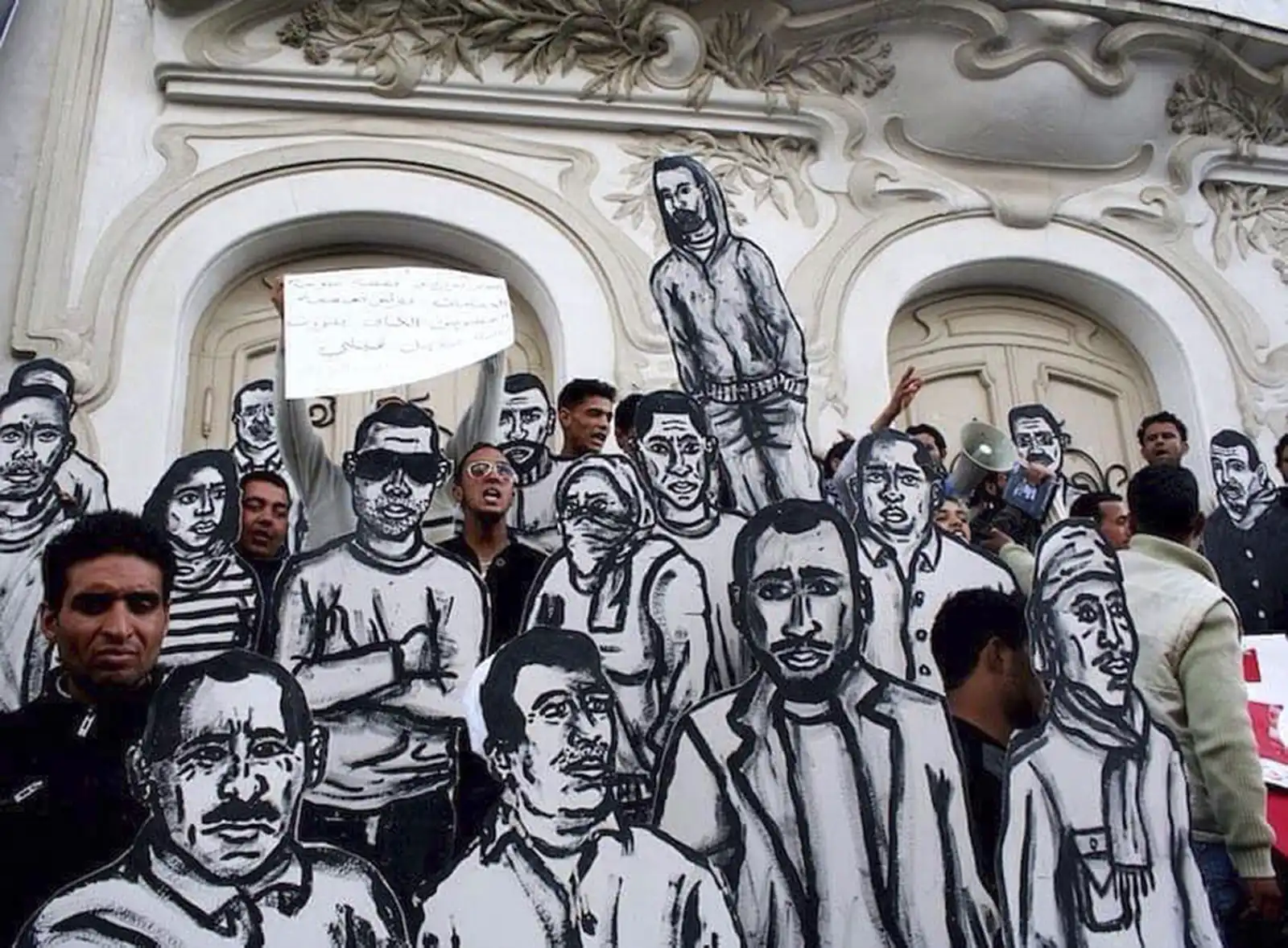 Sagome dei martiri della Rivoluzione davanti al Théâtre Municipal di Tunisi, installazione di Zoo Project del 2011. Courtesy Zoo Project.