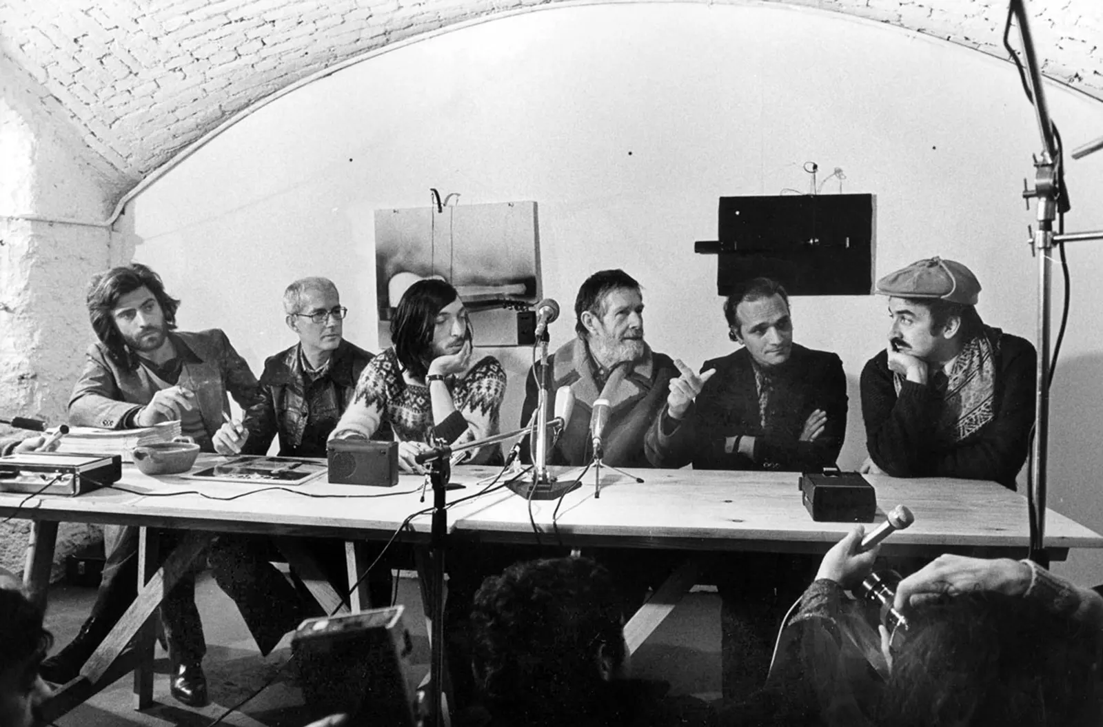 Conferenza stampa per il concerto Empty Words di John Cage, Out-Off, Milano 1 dicembre 1977. Foto di Fabrizio Garghetti. Courtesy Archivio Out-Off, Milano.