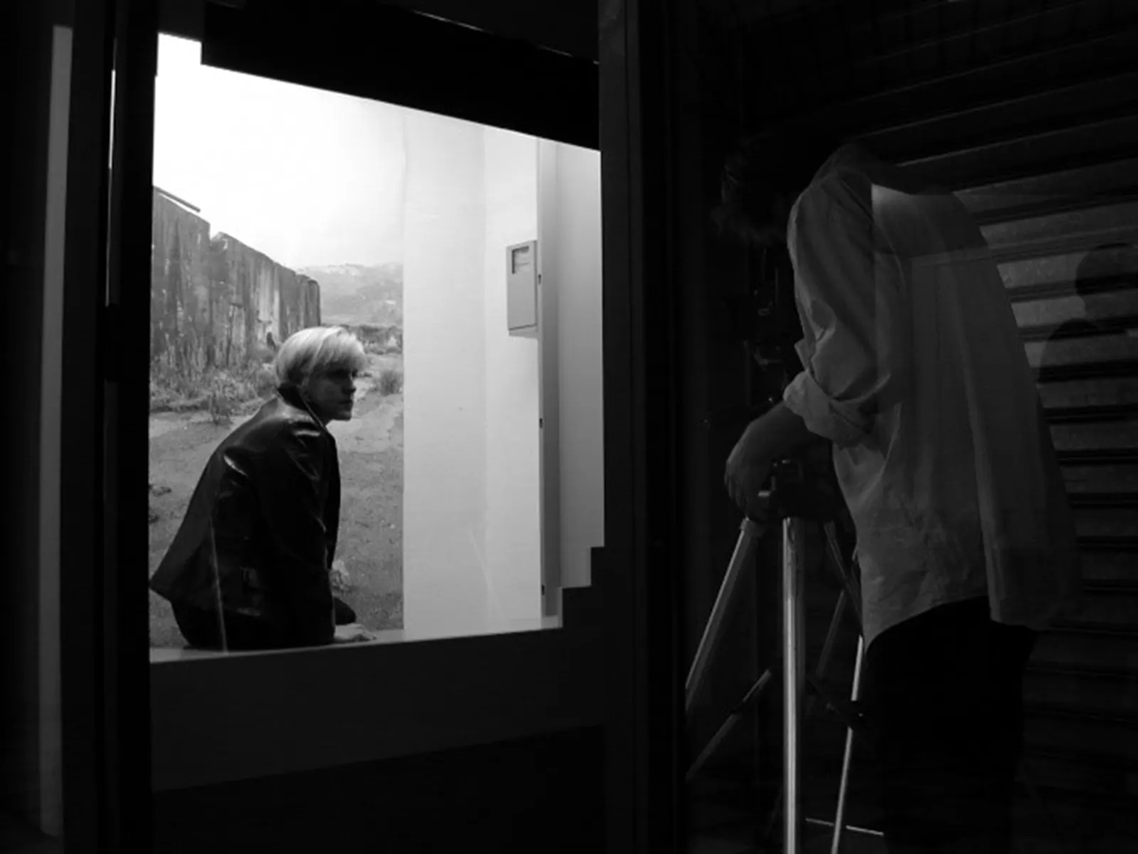 Enrico Amici scatta la fotografia a una visitatrice nel set preparato con lo sfondo delle periferie. La Spezia. 2000.