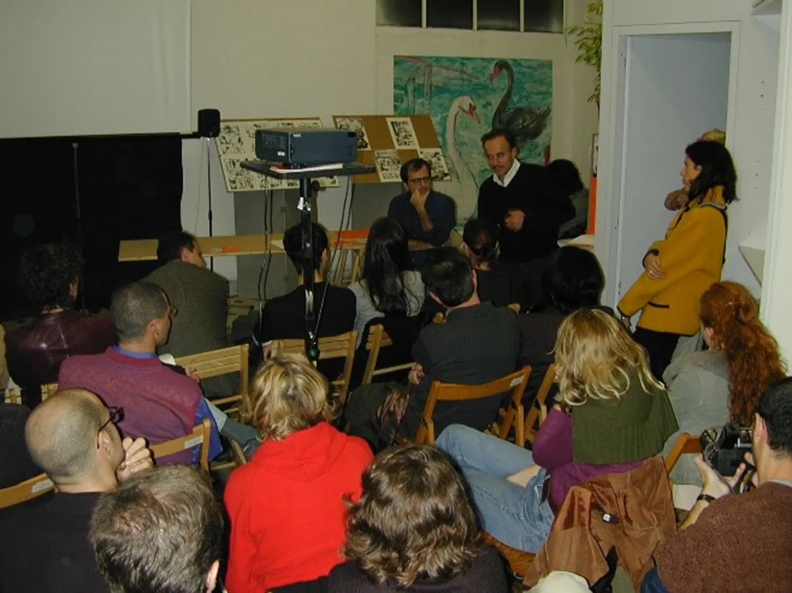 Giuseppe Baresi con Giuseppe Cederna; a destra insieme la curatrice e videomaker Sara Petri. La Spezia, 2000.