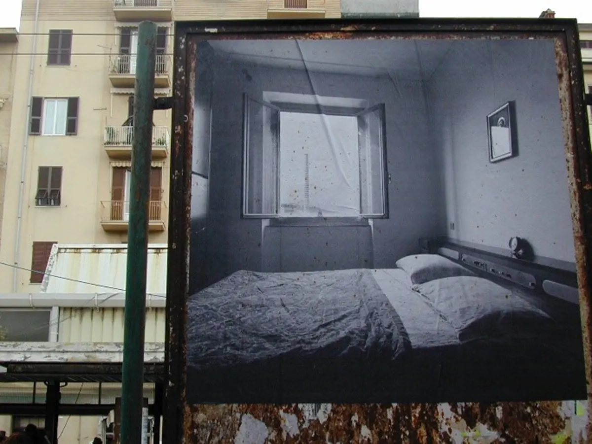 Fotografie di Jacopo Benassi, Enrico Amici e Sara Fregoso installate nei tabelloni cittadini. La Spezia, 2000.