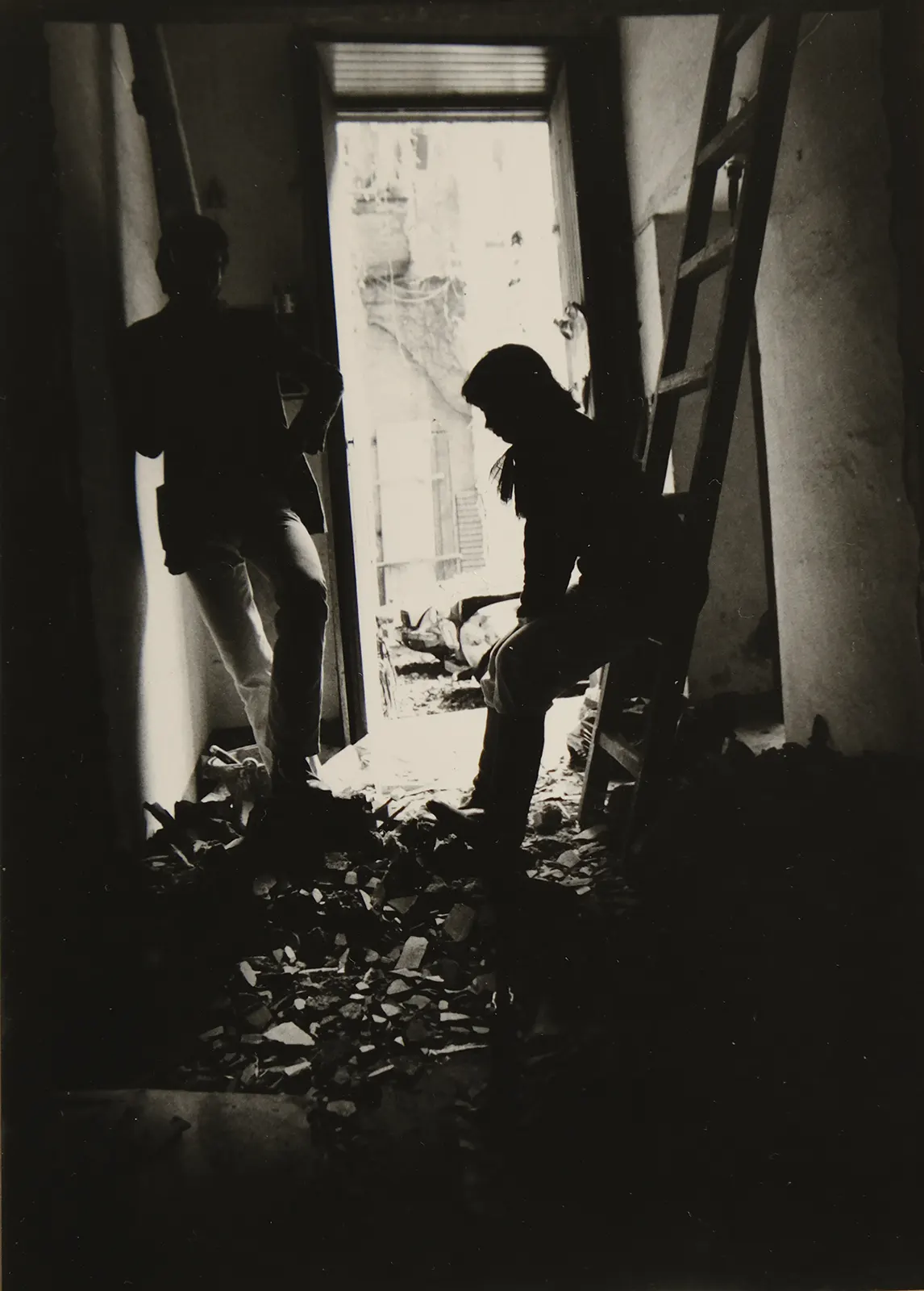 Roberto Taroni e Luisa Cividin nel primo giorno di occupazione del palazzo di Via San Sisto n. 6, aprile 1976. Courtesy Fondo Roberto Taroni, Milano.