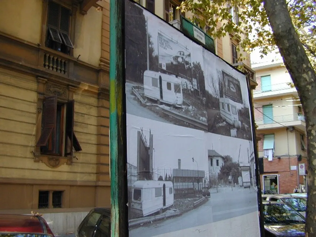 La Spezia, 2000. Foto di Daniele Virgilio organizzate in un pannello espositivo urbano.