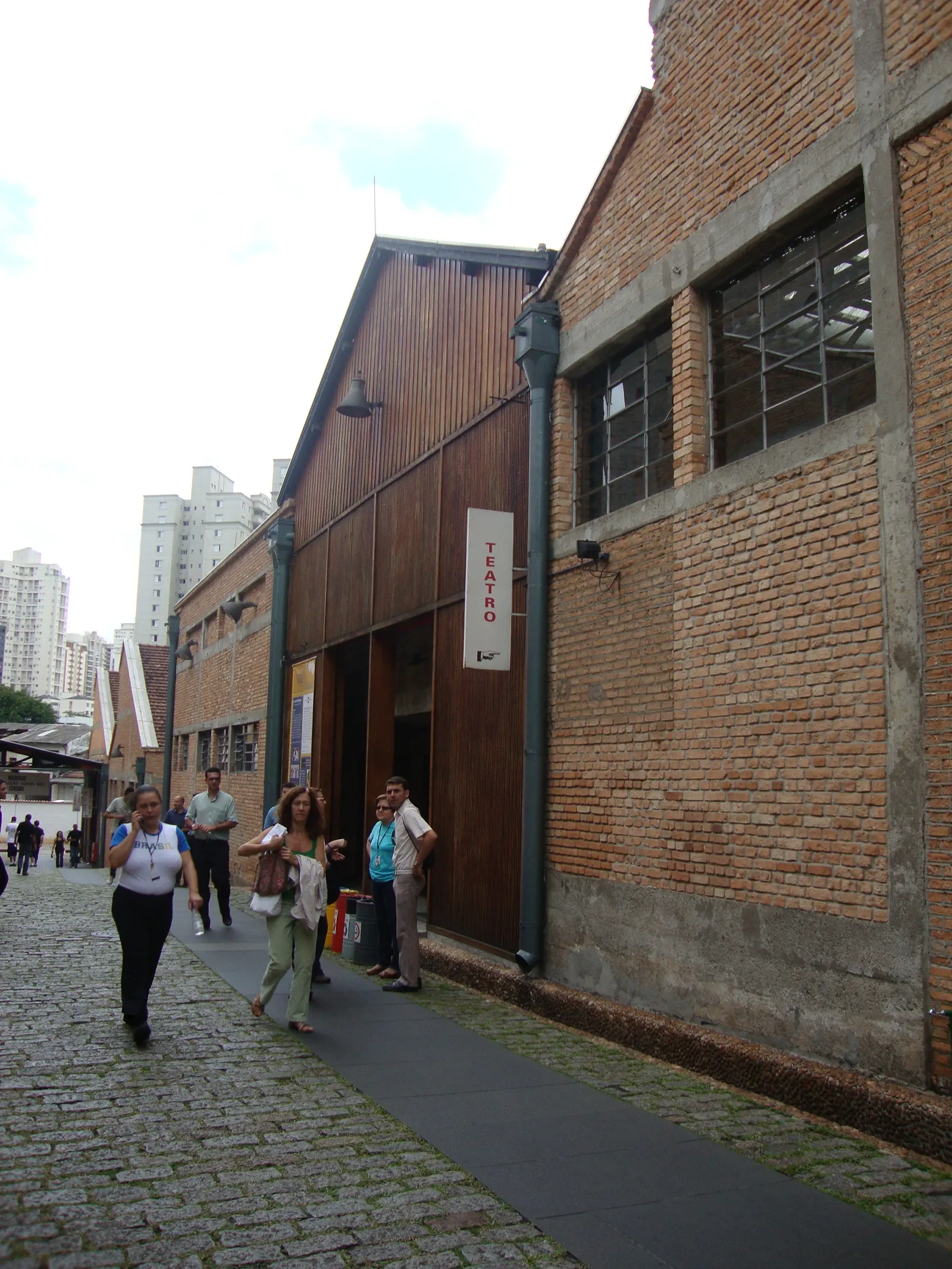 Nella prima fase dei lavori, il restauro dei vecchi capannoni della fabbrica da parte di Lina Bo Bardi. 2010. Foto Cassia Monteiro.