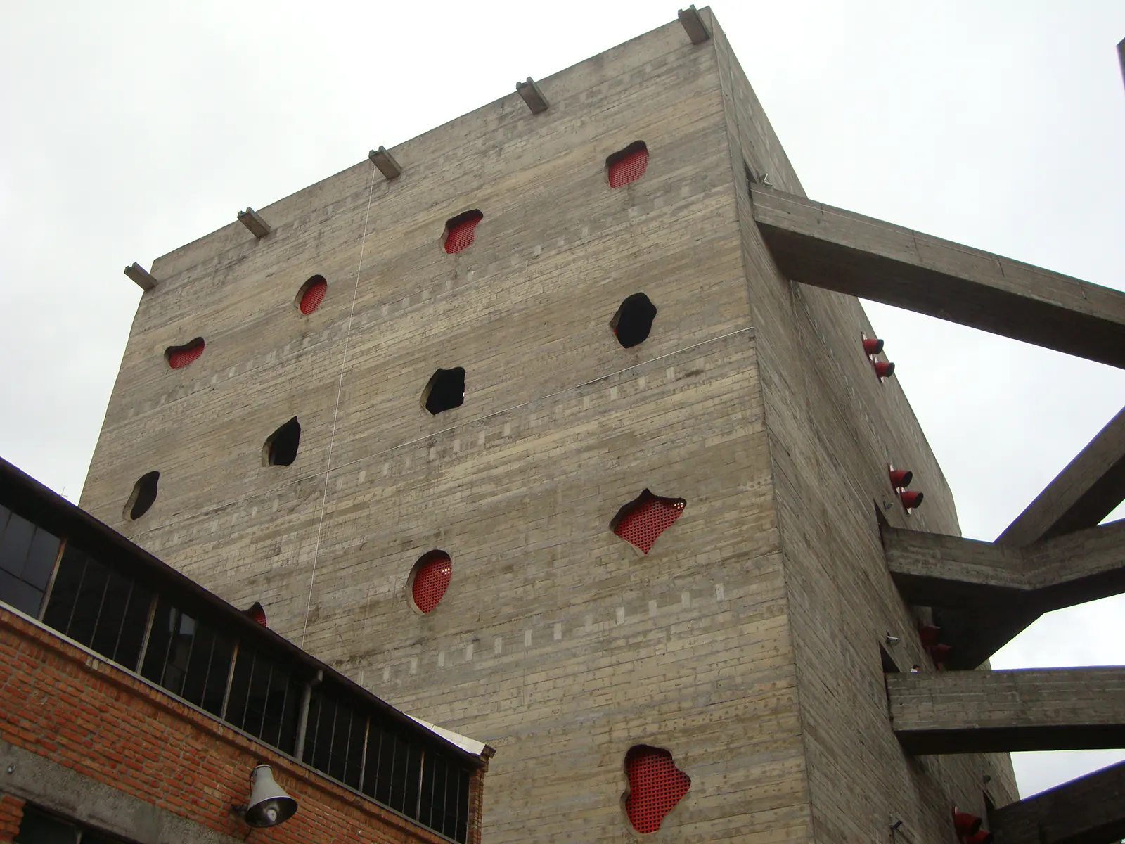 Nella seconda fase del lavoro, emergono le torri in cemento a vista con insolite aperture di ventilazione, che contrastano poeticamente con i magazzini preesistenti. 2010. Foto Cassia Monteiro.