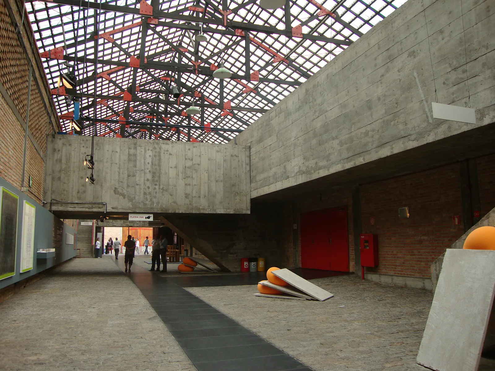 Lina Bo Bardi, Centro ricreativo del SESC POMPEIA. Il foyer è stato adattato su una delle strade interne del complesso e può essere utilizzato anche come sala espositiva. 2011. Foto Cassia Monteiro.