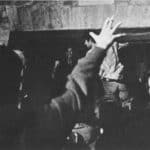 Living Theatre. Paradise Now. 1968. Ouvrez les portes; tra Julian Beck e il pubblico le sbarre del teatro Vilar. Foto di Carla Cerati, Roma. Pubblicata in «Sipario», n 268-269, Agosto-Settembre, 1968.
