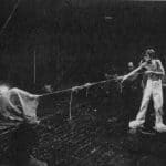 Claudio Remondi e Riccardo Caporossi, Sacco, 1974, Caporossi, tirando la corda sembra strappare al Sacco il passsato e i ricordi
