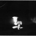 Achille Perilli. Collage. 1961. Scena I delmobile. ingresso della scultura dall'alto su un fondale nero. Foto di Oscar Savio.