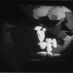 Achille Perilli. Collage. 1961. Scena I delmobile. a livello del pavimento con inizio dell'azione delle diapositive colorate sul fondo nero. Foto di Oscar Savio.